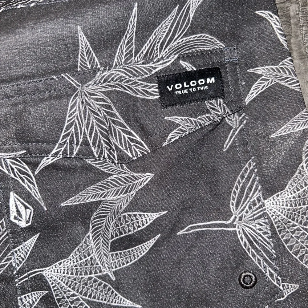 Volcom Men's Charcoal Leaf Pattern Board Shorts